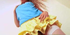 סולוInterViews תינוקת בלונדינית לוהטת קייטי מפשיטה הלבשה תחתונה דילדו סולו - ראיונות סולו