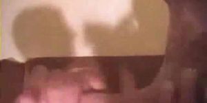 Британская милфа-шлюшка стонет, пока ее трахают, в любительском видео