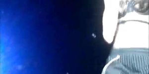 Celeb madonna flitst haar blote borsten op het podium tijdens een concert
