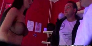 RED LIGHT SEX TRIPS - Turista cachonda escoge a una zorra tetona para una mamada holandesa