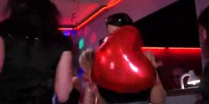DRUNK SEX ORGY - Des stars du porno baisent lors d'une fête