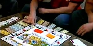 GAY BEARS PORNO - Pas de son: jouer au monopole les excite