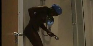 Zwarte amateur neemt een douche en speelt met zoete natte poesjes