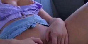 ЛЮБОВЬЕ - Горячая юная подруга мастурбирует игрушкой и сосет в машине в любительском видео