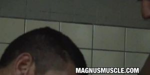 MAGNUS MUSCLE - мускулистая Dilf Marcos Cabo небрежно сосет Tiago Castro