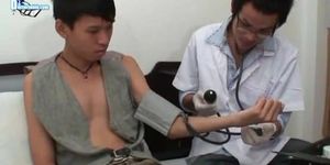 DOCTORTWINK - De homo-pornodokter die een magere Aziatische jongen behandelt