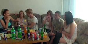 COLLEGE FUCK PARTIES - Group fucking at party