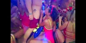 ORGIA SEXUAL BORRACHA - Estrellas porno cachondas en una fiesta en la playa chupan una polla y me encanta