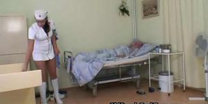 Старая пара трахается с тинкой - дедушка трахает горячую шлюховатую медсестру