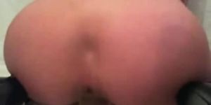 Sin sonido: Leni muestra el coño y la masturbación con un consolador anal