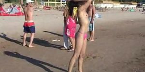 NUDIST VIDEO - Regardez les seins dans l'eau de cette adolescente nudiste
