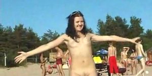NUDIST VIDEO - Ado mince aux seins gaies nue sur une plage nudiste