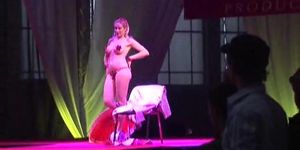 Skandal auf der Bühne geile Stripperin mit großen Brüsten spielen - ScandalOnStage