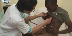 DOCTORTWINK - Sexo oral interracial dentro de la clínica médica asiática