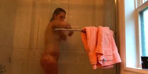 watching 19 years old Eline in the shower