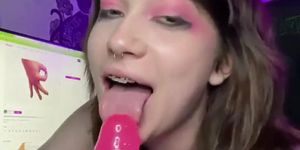 uwucaptain666 dildo blowjob