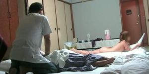 Japanese Lady Expose Her Naked Body to Masseuse