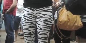 Public cameltoe in skintight zebra pants