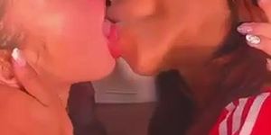 Lesbians Sloppy Kissing cuteanddesperate
