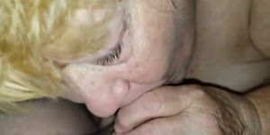 Une dame de 84 ans revient pour plus de petite bite chauve.