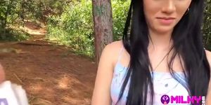 MilkyPeru - Chica Hermosa Tiene Sexo En El Bosque Con Desconocido.