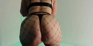 PAWG Strips Down And Twerks