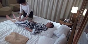 Mature Japanese masseuse gives a handjob in a hotel