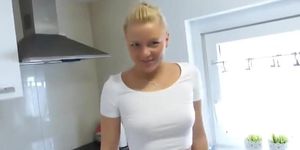 Sexy Blondine in der Küche gefickt und besamt