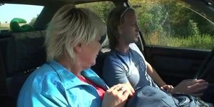 He picked up a GILF and she gave him a blowjob in the car