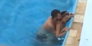 short_Sex in a swimming pool - secretly filmed ...