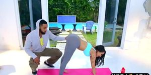 Fake Kim Kardashian with her huge ass in a yoga pants fuck