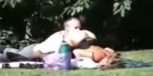 el cornudo se lleva a su mujer de picnic