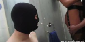 cuckold humiliated in public toilets (La verga)