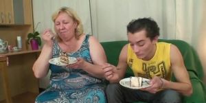 He is lured into sex by chubby mom in law