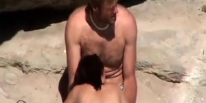 Voyeur caught a secretive beach sex
