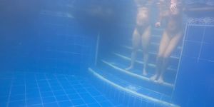 Sirenas en la piscina