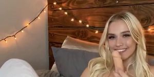 HOT BLONDE CHICK SQUIRTING ON CAM (ONLYFANS)