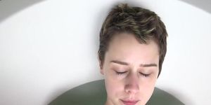 Short haired amateur has orgasm in bathtub