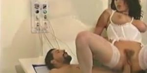 Escena de sexo anal con medias con Erika Bella en traje de enfermera ST69