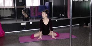 Intense acrobatics with tiny skinny Tamara Neto (Dea Jehtor)