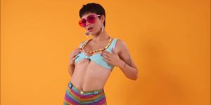 See Brooklyn Gray licking candy and masturbates for you (Amber Hardin)