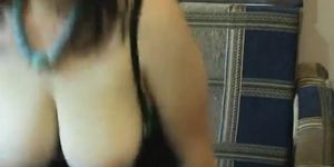 Livecamgirl TREFFEN69 zeigt ihre Pfunde