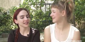 Spanierin vögelt ihre deutsche Freundin mit Strap-On