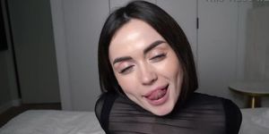 A beautiful girl with a big ass and in sexy leggings shakes her ass and gets cum in her juicy pussy