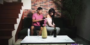 Modelo venezolana es pillada en el parque de su casa por peruano morboso