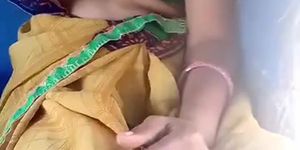 Aunty showing navel and tits