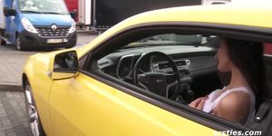 Ersties: Heiï¿½e Sonntagstour auf der Autobahn mit Milena in ihrem gelben Camaro