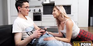 SISPORN. Being busy playing videogames leads stepbro to do it with girl