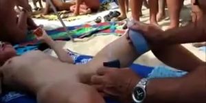 Extreme branlage de chatte sur une plage publique