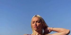 SELFIE.1 (Lindsey Pelas)